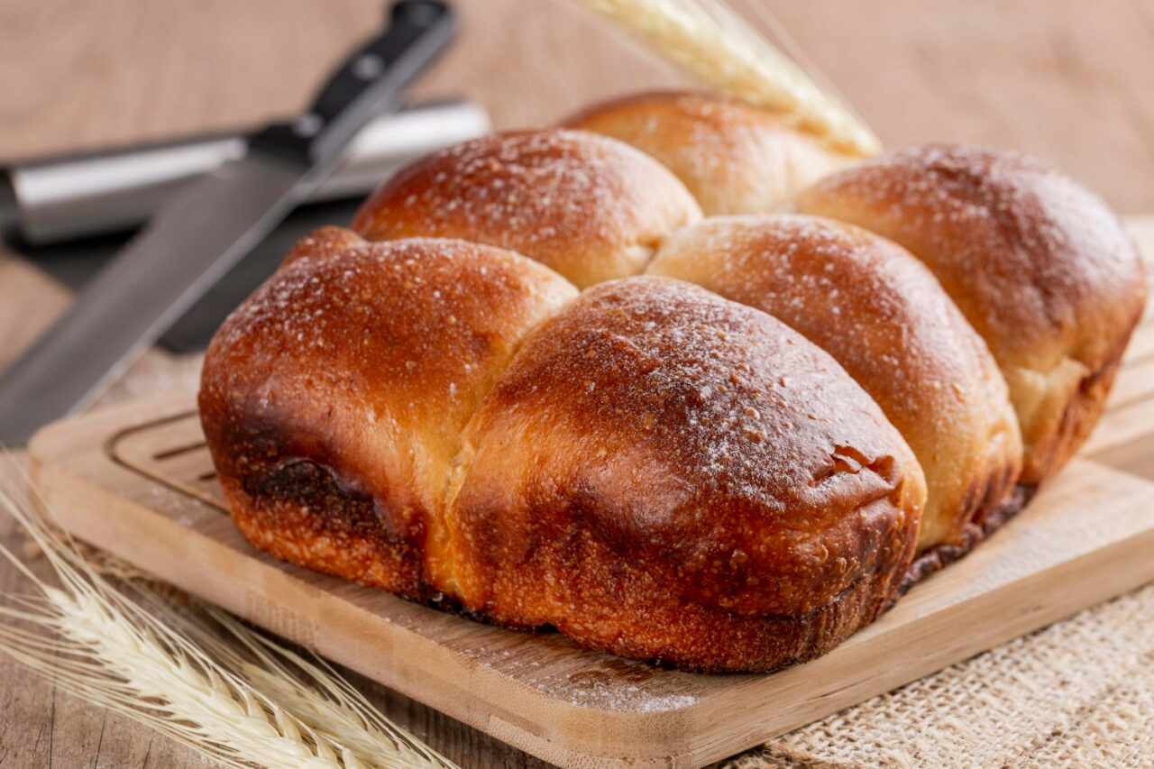 Pão doce fofinho com cobertura de açúcar e sabor de padaria da infância