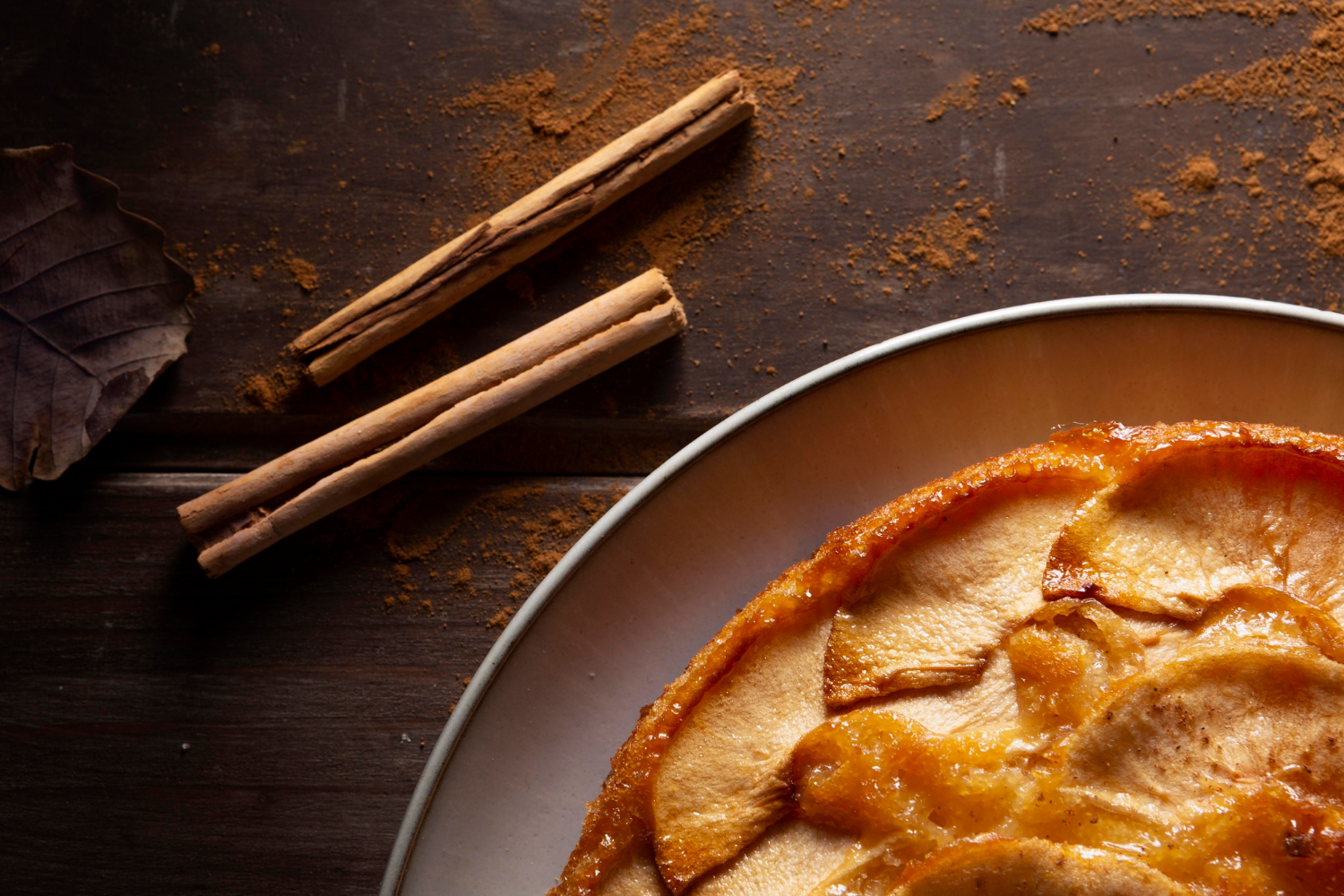 Bolo de maçã fofinho, úmido e perfumado com canela e sabor de casa de vó