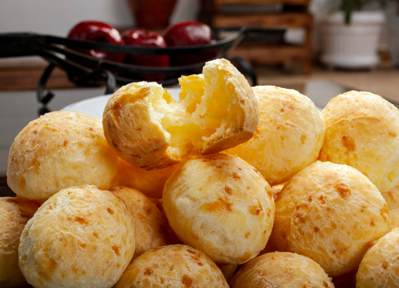 Pão de queijo mineiro crocante por fora e macio por dentro igual ao da fazenda