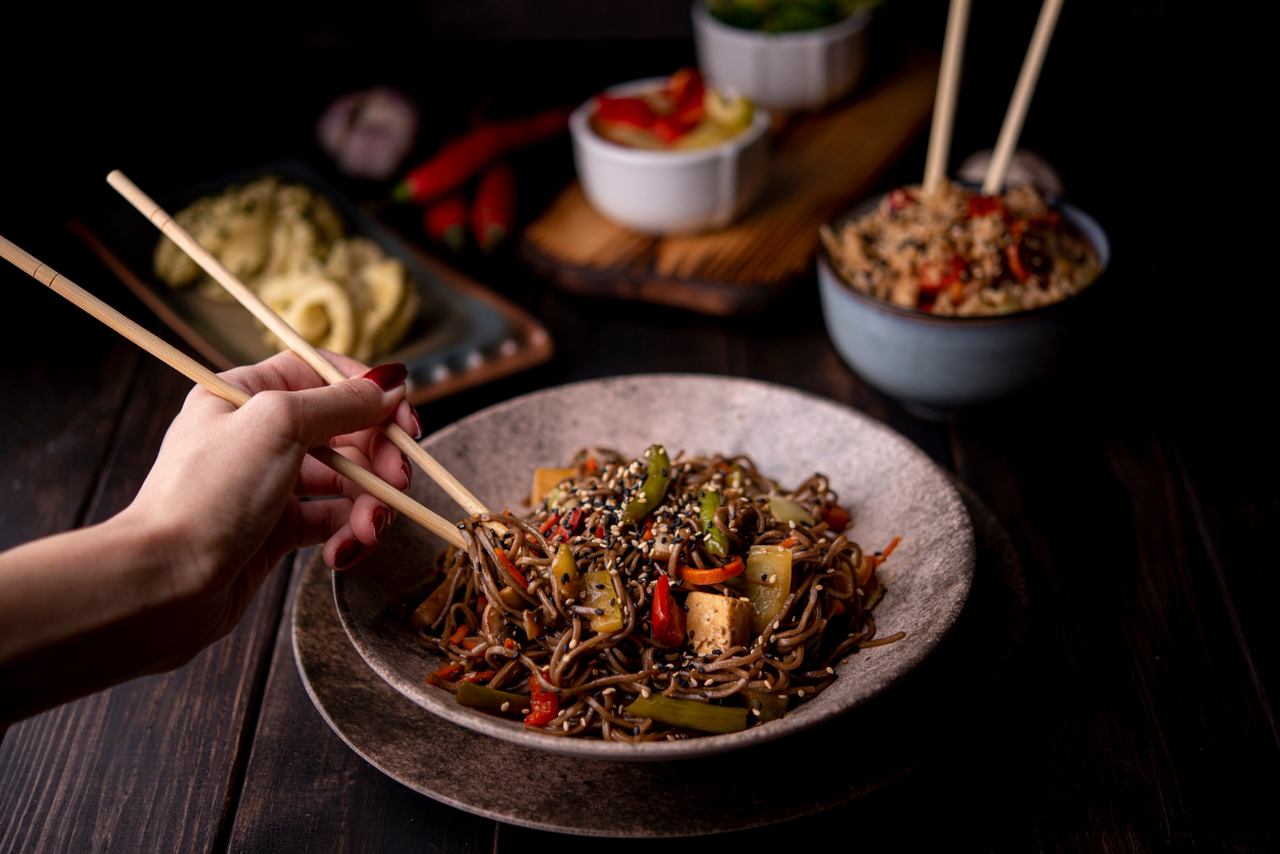 Yakissoba tradicional fácil com legumes, carne e molho delicioso igual ao dos melhores restaurantes