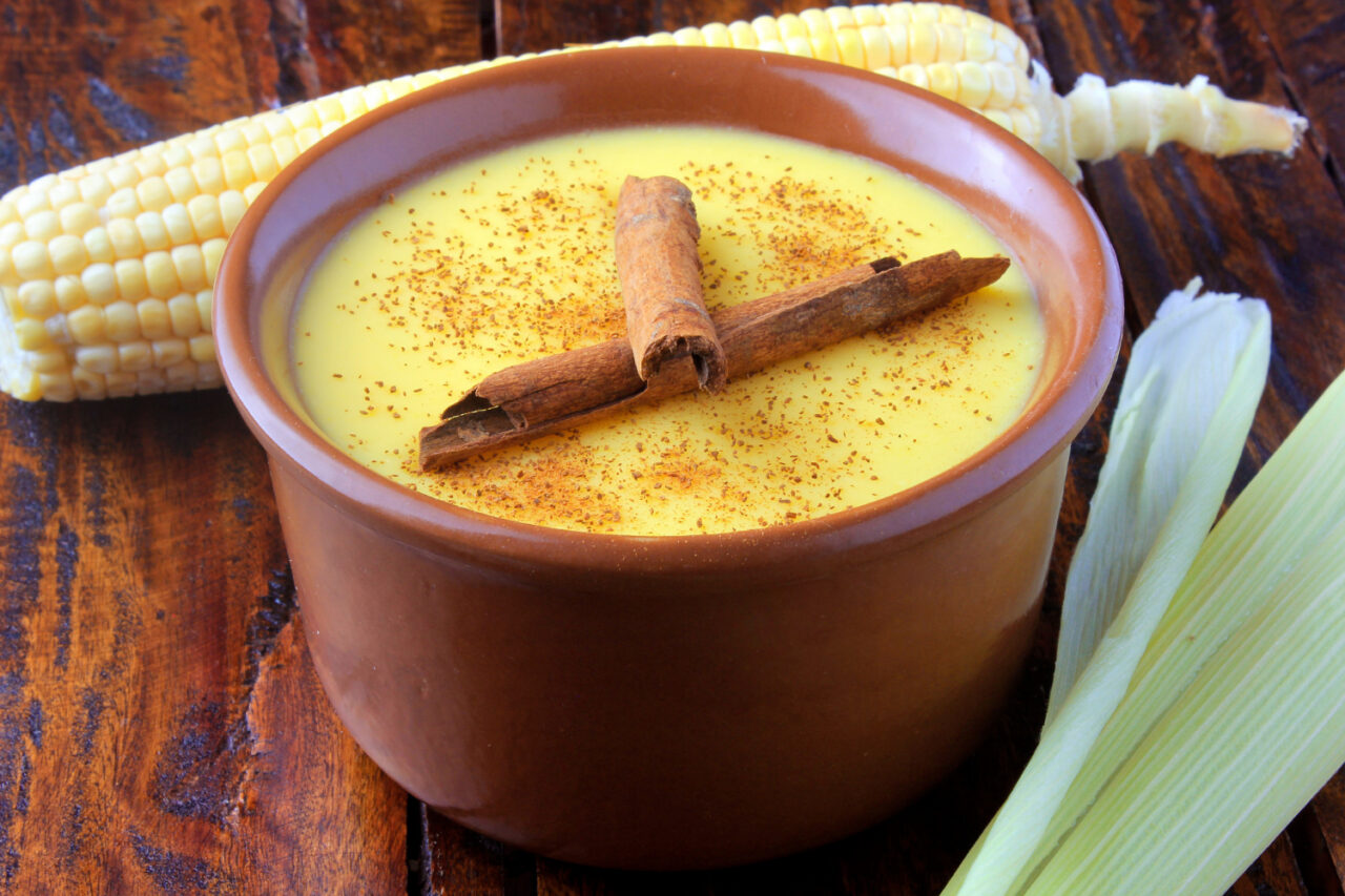 Curau de milho verde cremoso, docinho e com aquele sabor de festa junina