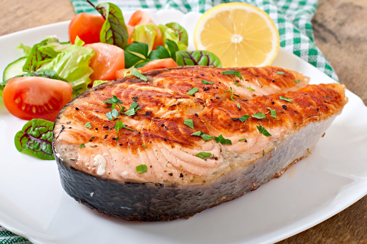 Peixe assado no forno simples suculento e cheio de sabor
