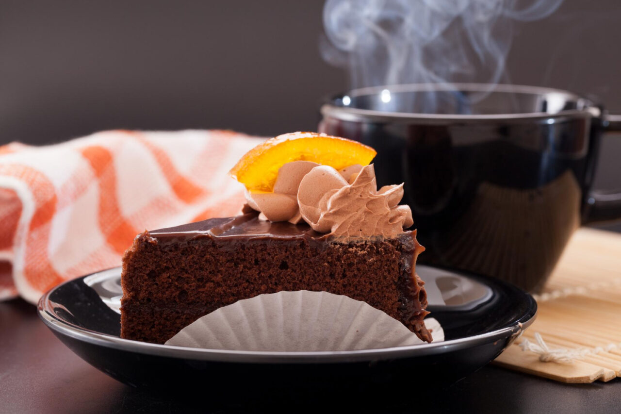 Bolo de chocolate com água quente fofinho com gostinho de casa de vó