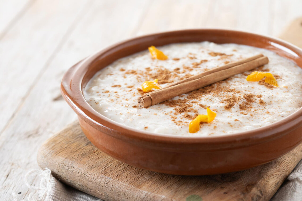 Arroz doce tradicional da vovó com sabor de infância e aconchego