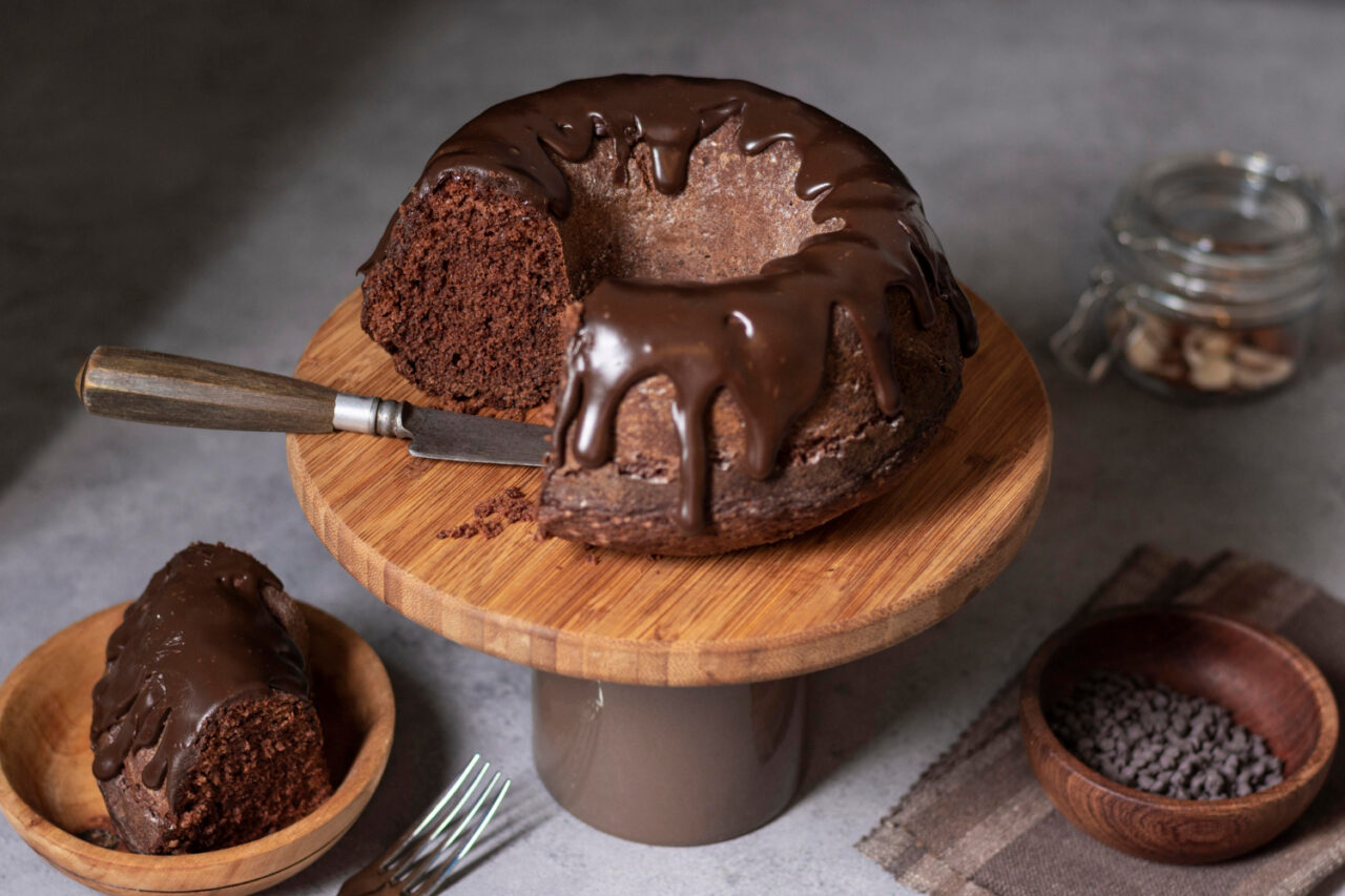 Bolo de Chocolate com Recheio de Leite Condensado que Lembra Festas de Aniversário em Família