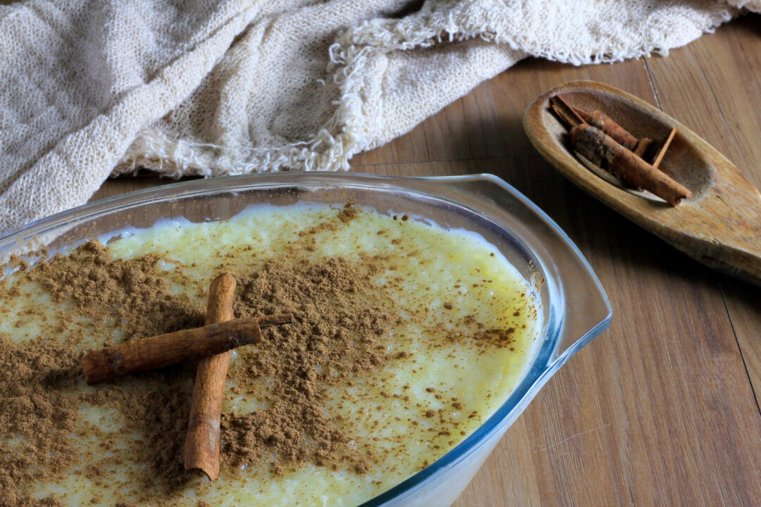 Arroz doce tradicional da vovó com sabor de infância e aconchego