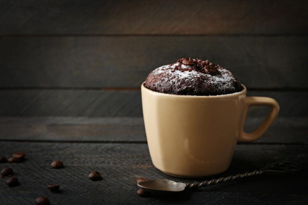 Bolo de caneca de chocolate que lembra a infância e fica pronto em minutos