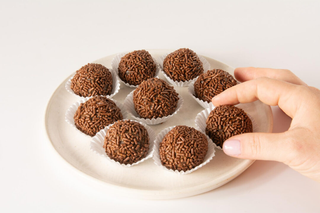 Brigadeiros sem leite fáceis e gostosos com gostinho de infância adaptada