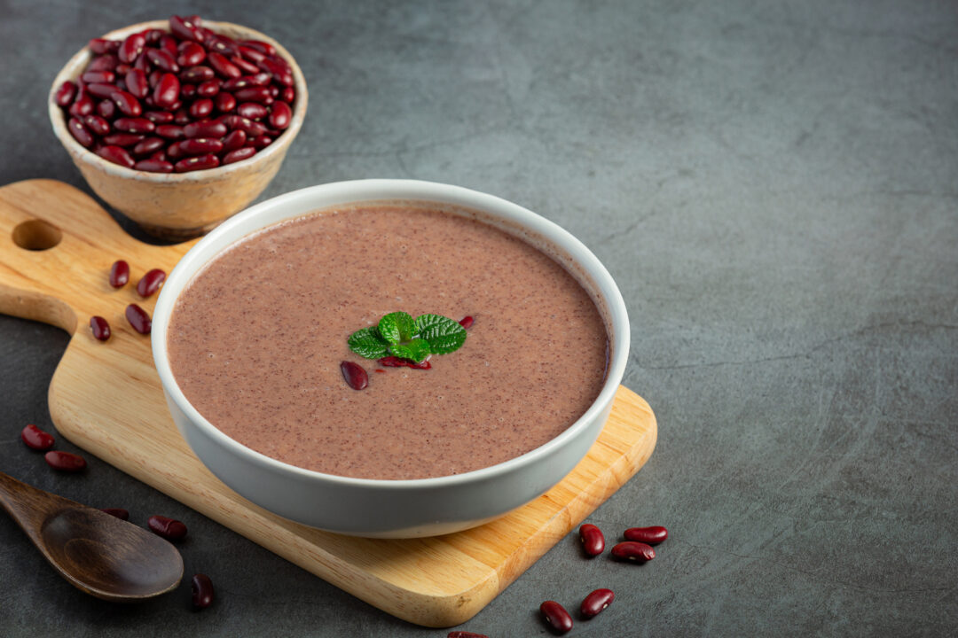 Feijão batido cremoso, nutritivo e com sabor de comida de mãe