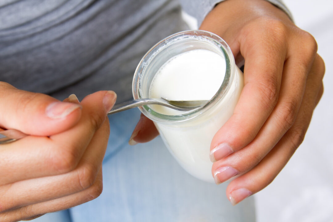Iogurte natural caseiro com sabor suave e feito com apenas dois ingredientes