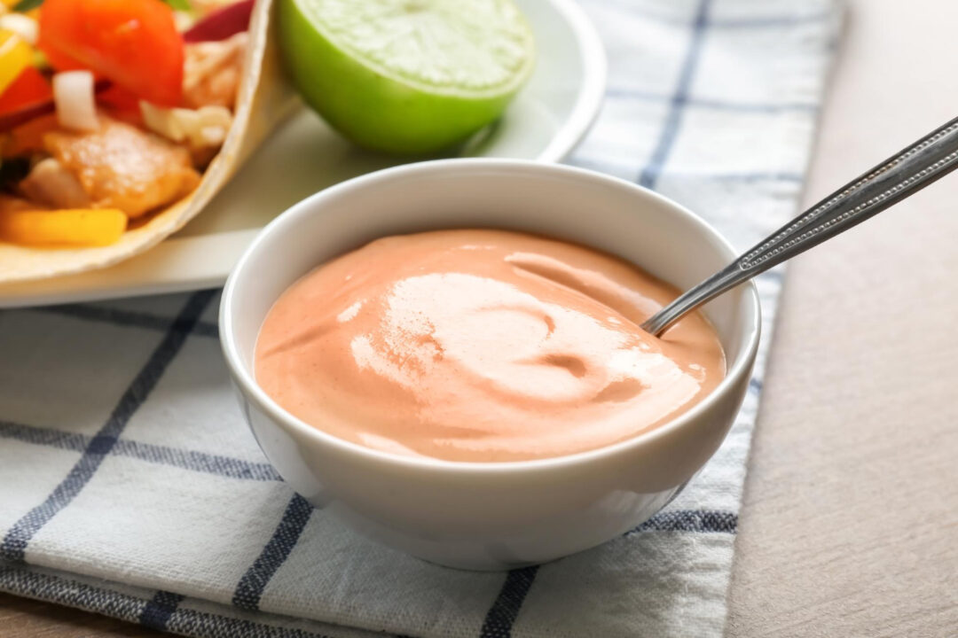 Molho rosé cremoso, fácil e versátil perfeito para saladas, carnes, petiscos e lanches
