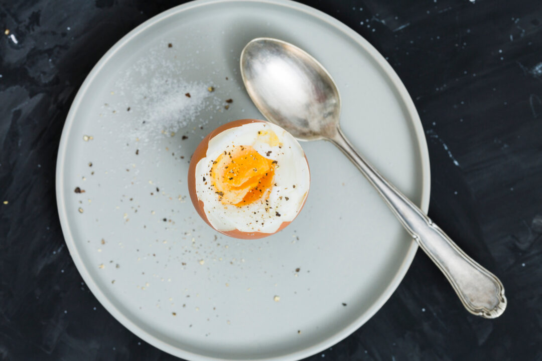 Ovo Cozido no Micro-ondas com Praticidade e Sabor de Lanche da Tarde Simples