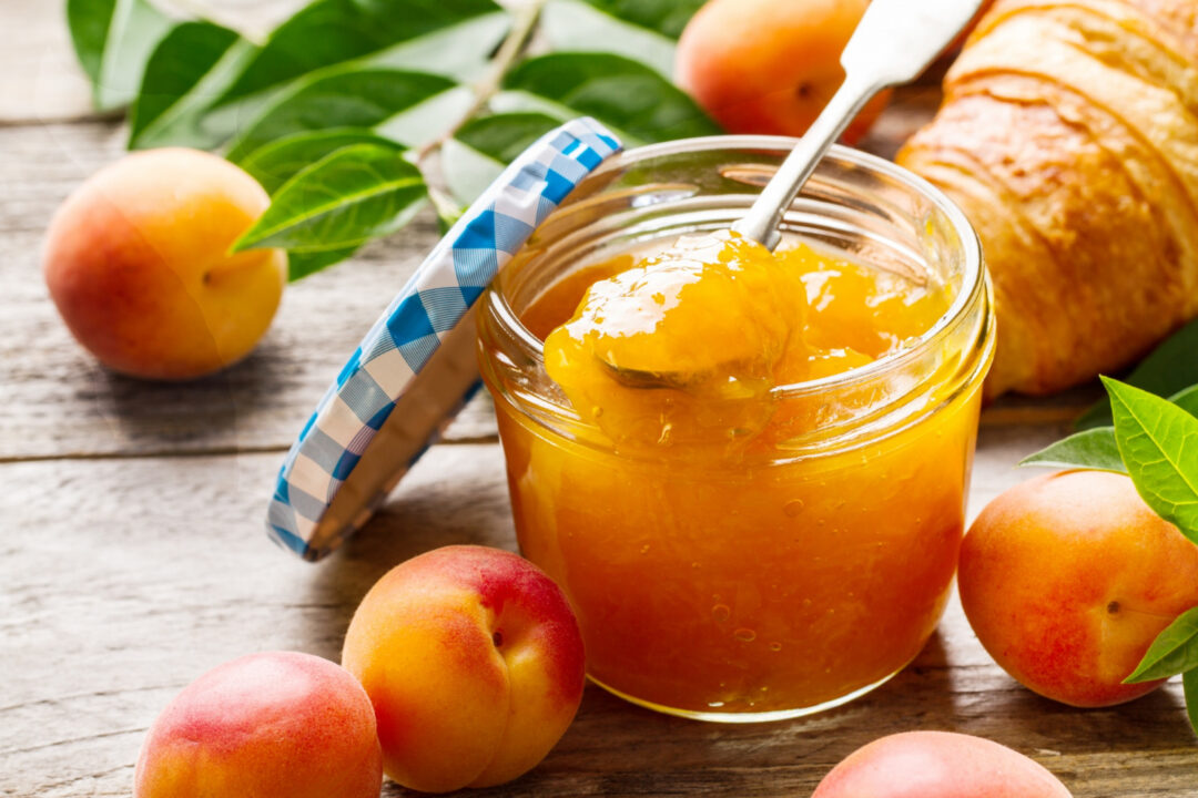 Pêssego em calda com sabor de sobremesa de domingo e carinho da vovó