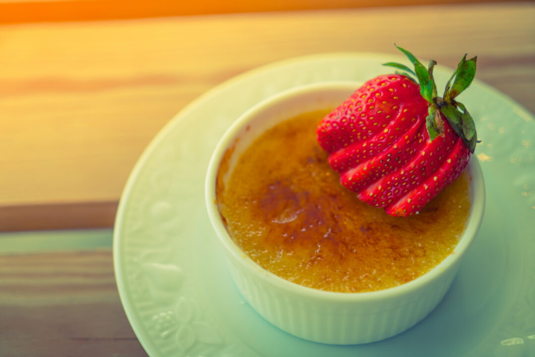 Pudim de caneca uma sobremesa rápida cremosa e deliciosa