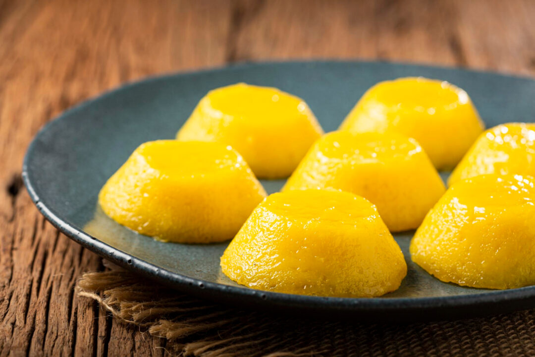 Quindim tradicional dourado, brilhante e com sabor irresistível de coco igual ao das melhores confeitarias