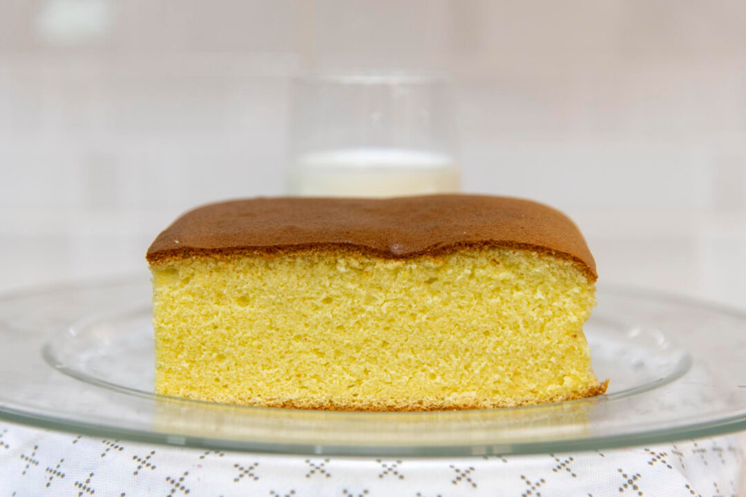 Pão de ló de maizena leve, fofinho e derretendo na boca
