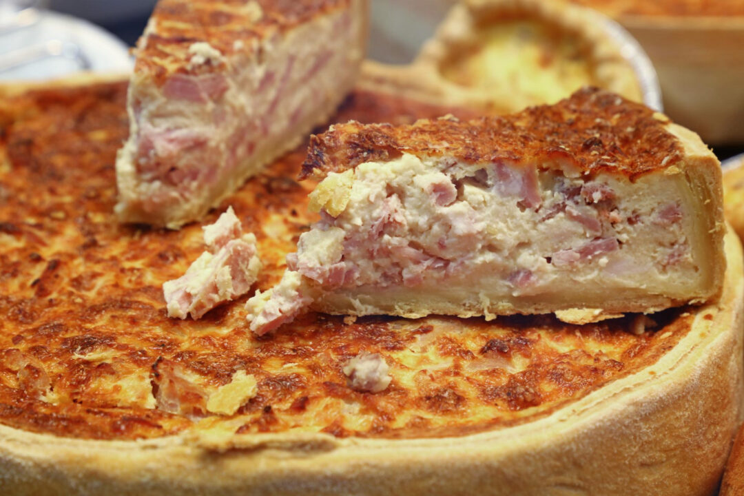 Torta de salsicha de liquidificador fofinha, prática e deliciosa perfeita para lanche e festas