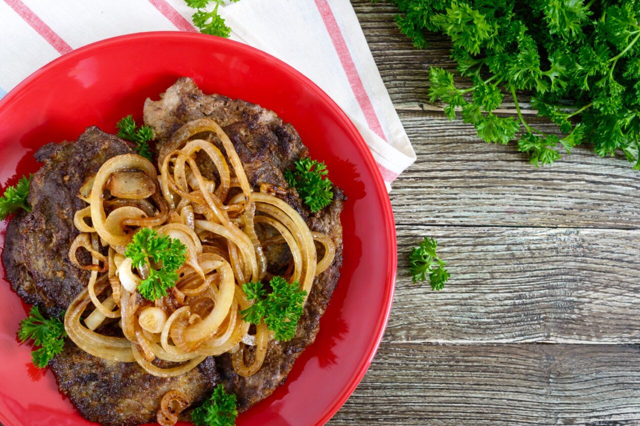 Bife Acebolado Receita com Sabor de Casa e Memórias Aconchegantes