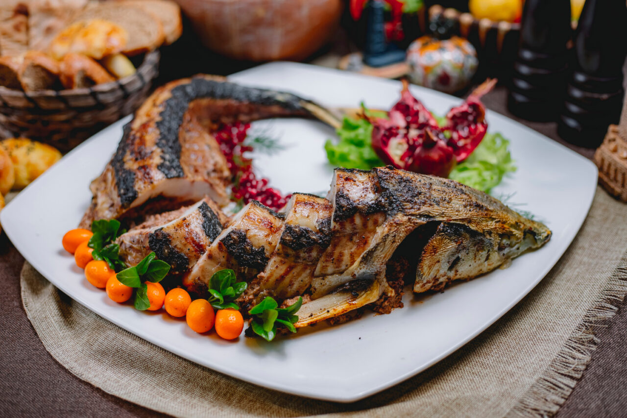 Peixe Assado no Forno com Limão e Ervas Igual ao Almoço de Domingo na Praia com a Família