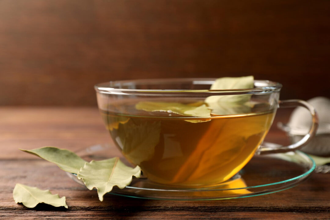 Chá de Louro Aromático e Funcional Igual ao que a Vó Preparava para Aliviar a Digestão