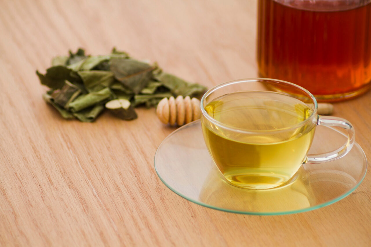 Chá de Louro Aromático e Funcional Igual ao que a Vó Preparava para Aliviar a Digestão