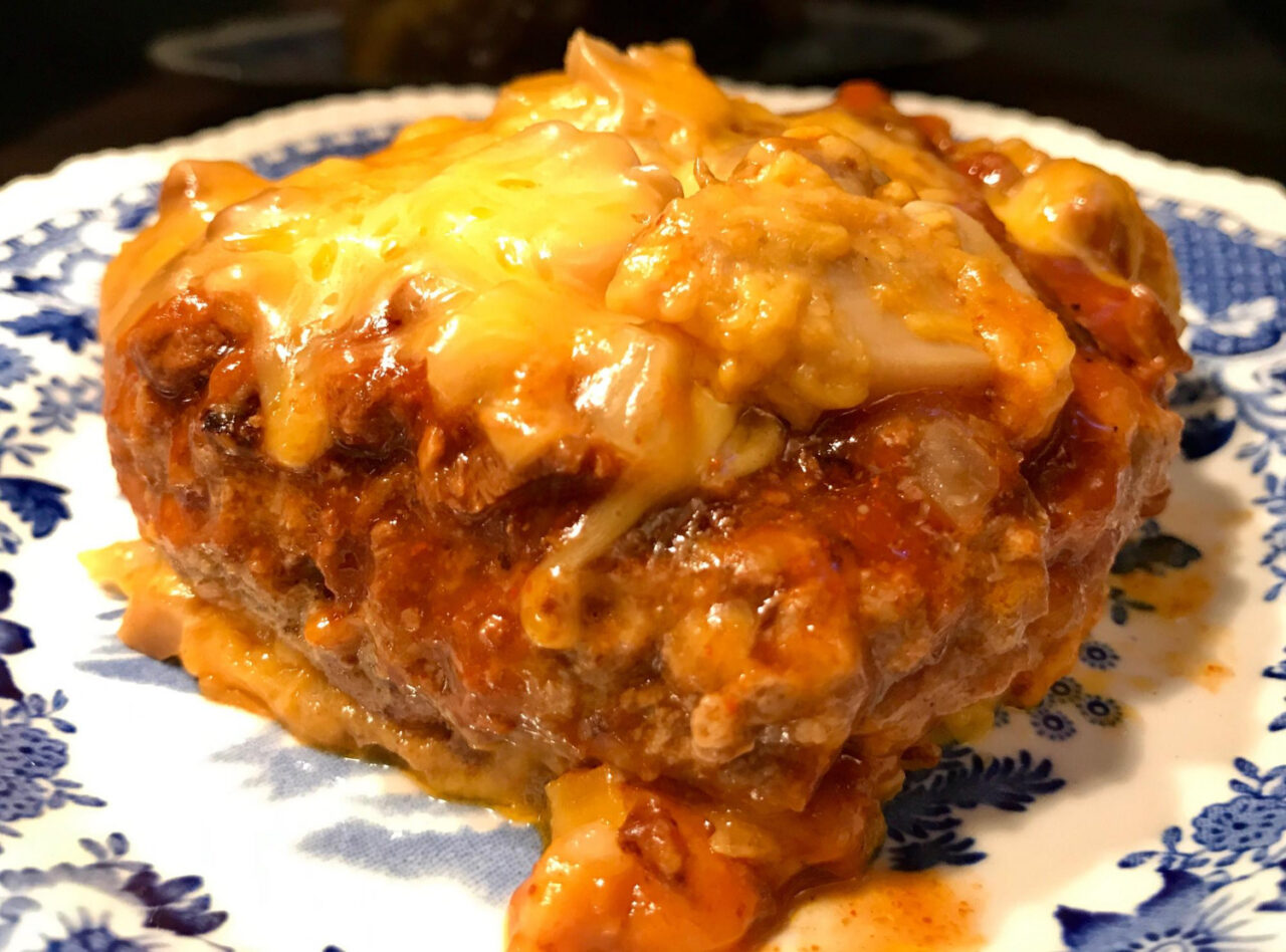 Parmegiana de Carne Suculenta com Molho e Queijo Derretido Para um Almoço Inesquecível