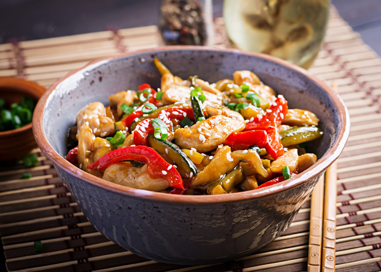 Frango Xadrez Oriental com Legumes Crocantes e Molho Agridoce