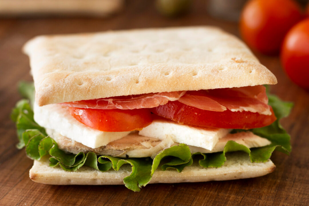 Sanduíche Natural de Frango Leve e Saboroso Para um Lanche Rápido e Nutritivo