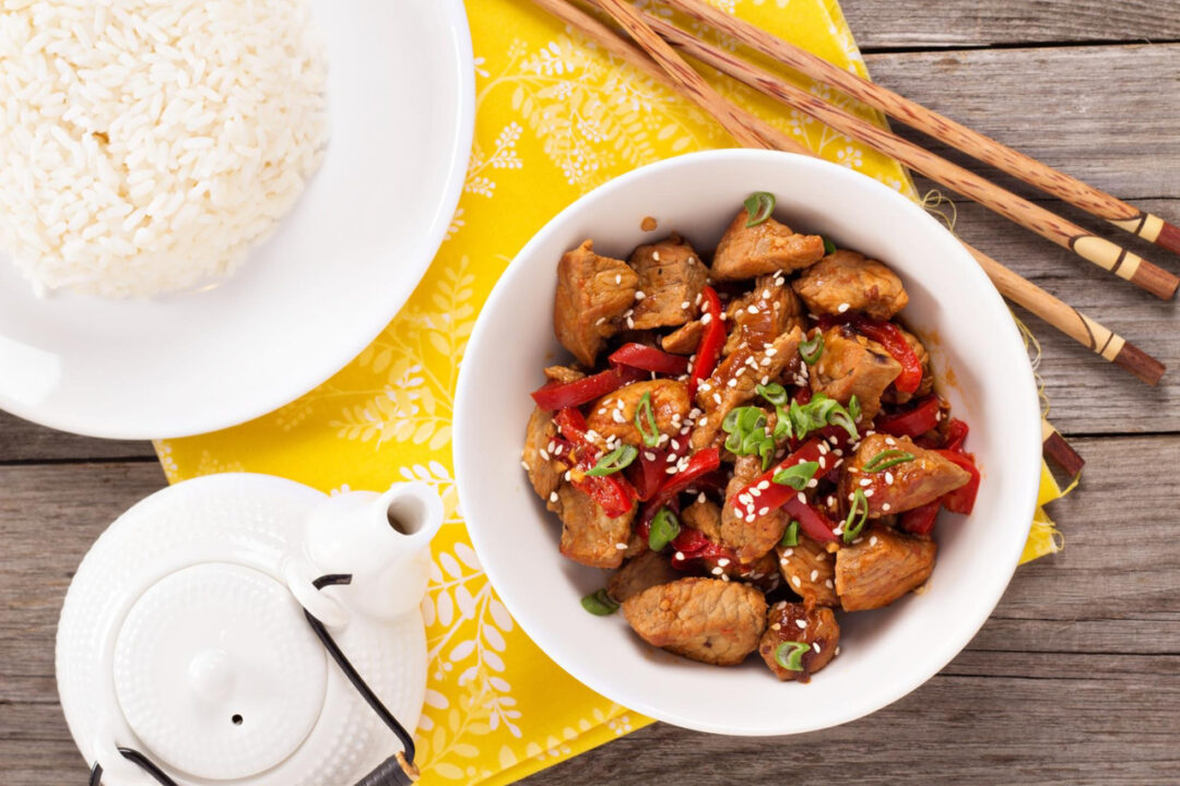 Frango Xadrez Oriental com Legumes Crocantes e Molho Agridoce
