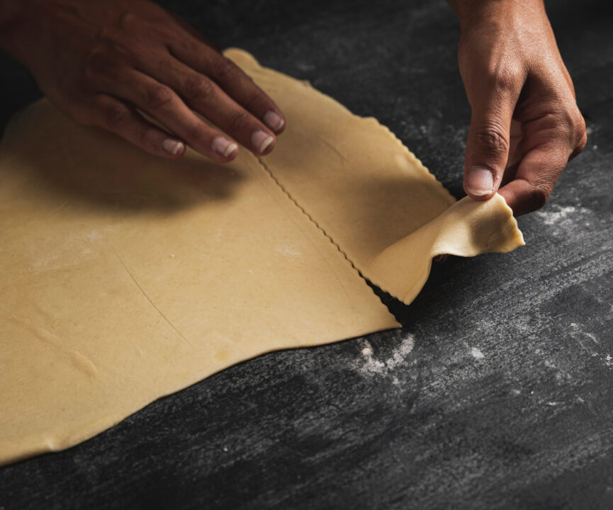 Massa de pastelão é aquele segredo caseiro que abraça o recheio e faz sucesso na mesa da família