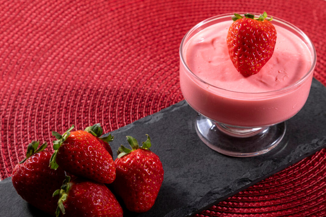 Mousse de Morango com Tang Sobremesa Rápida que Lembra Festas e Aniversários