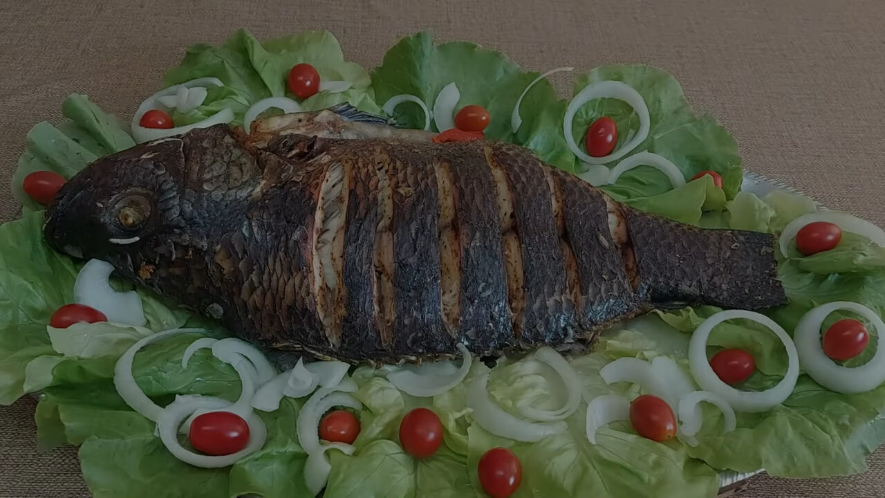 Peixe Assado no Forno com Limão e Ervas Igual ao Almoço de Domingo na Praia com a Família