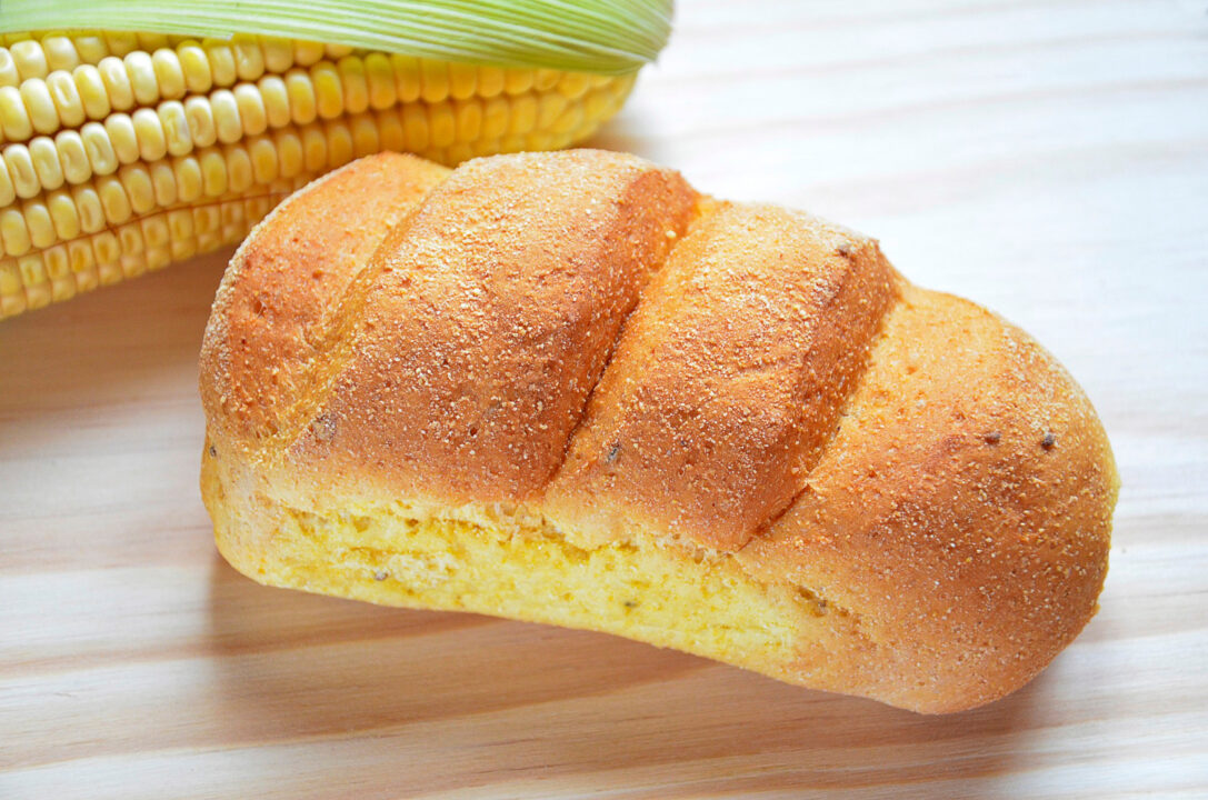Pão de milho batido macio, caseiro e com gosto de café da tarde na roça