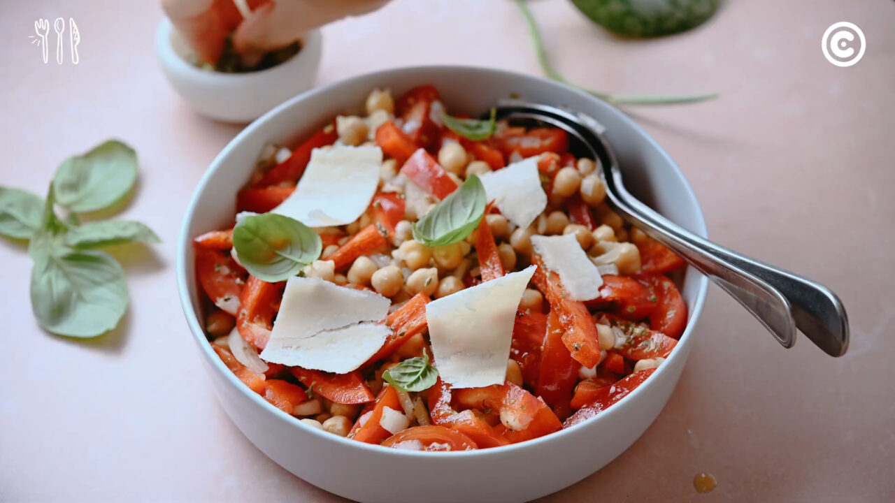 Salada de grão de bico é aquele prato leve, nutritivo e cheio de cor que enche a mesa e o coração de sabor