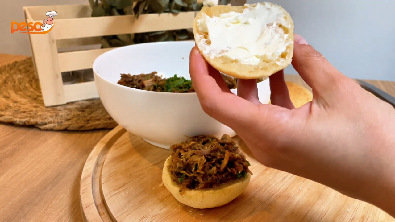 Sanduíche de Pão de Queijo com Costelinha Desfiada Receita Mineira que Surpreende em Cada Mordida