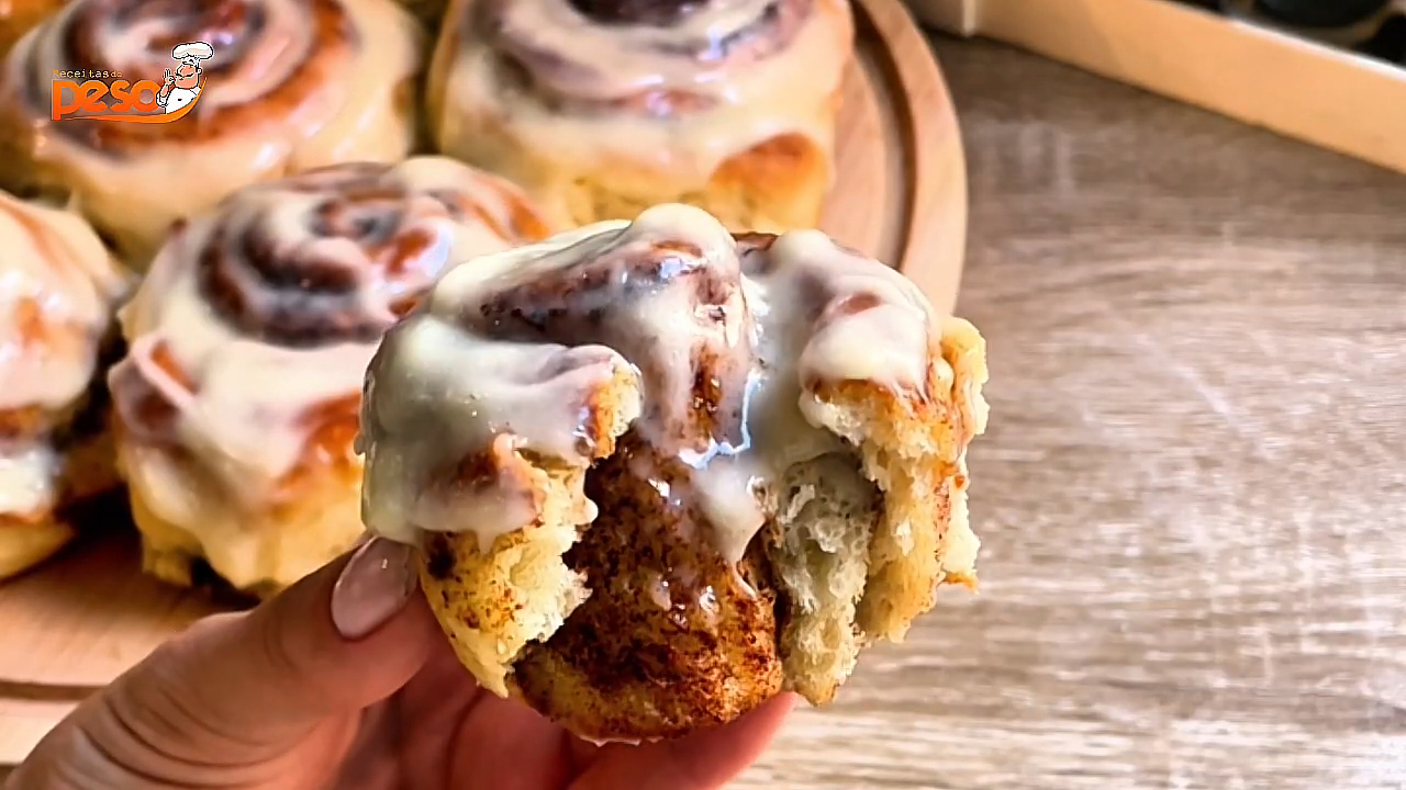 Cinnamon Roll fofinho com cobertura cremosa memória afetiva em cada mordida