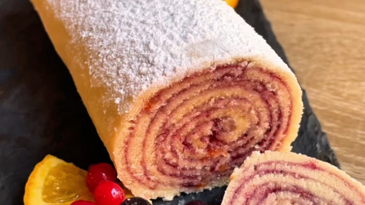 Bolo de Rolo com Geleia de Frutas Vermelhas e Laranja tradição, cor e sabor para surpreender