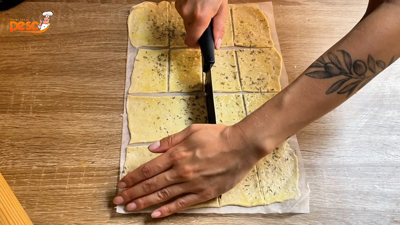 Biscoitinhos Crocantes com Patê de Cebola Caramelizada petisco artesanal para receber amigos ou caprichar no lanche
