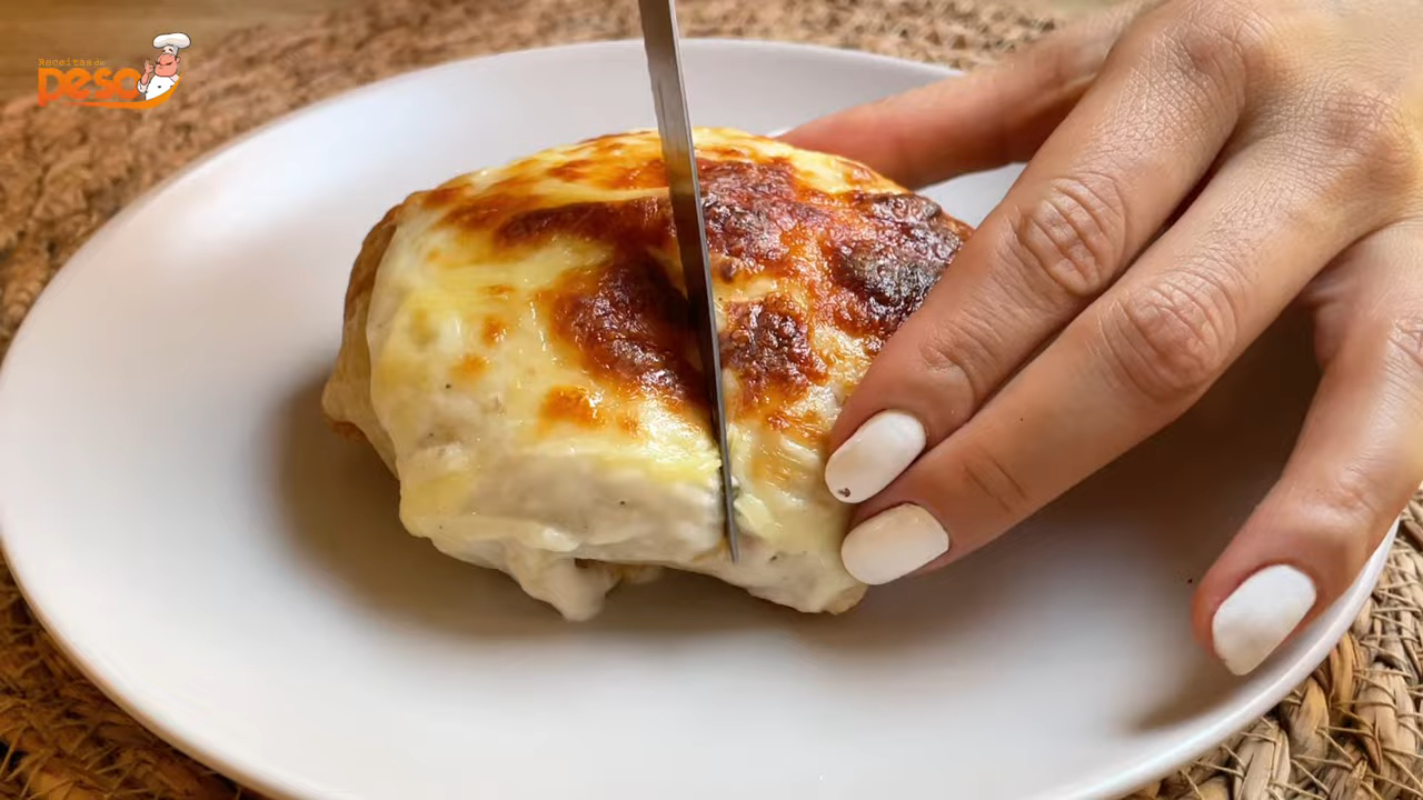 Lanche de Crepe Recheado com Carne Moída e Queijo Coberto com Molho Bechamel