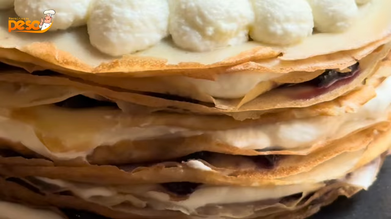 Bolo de Crepe em Camadas com Chantilly de Nata e Geleia Receita Delicada e Memorável para Celebrar