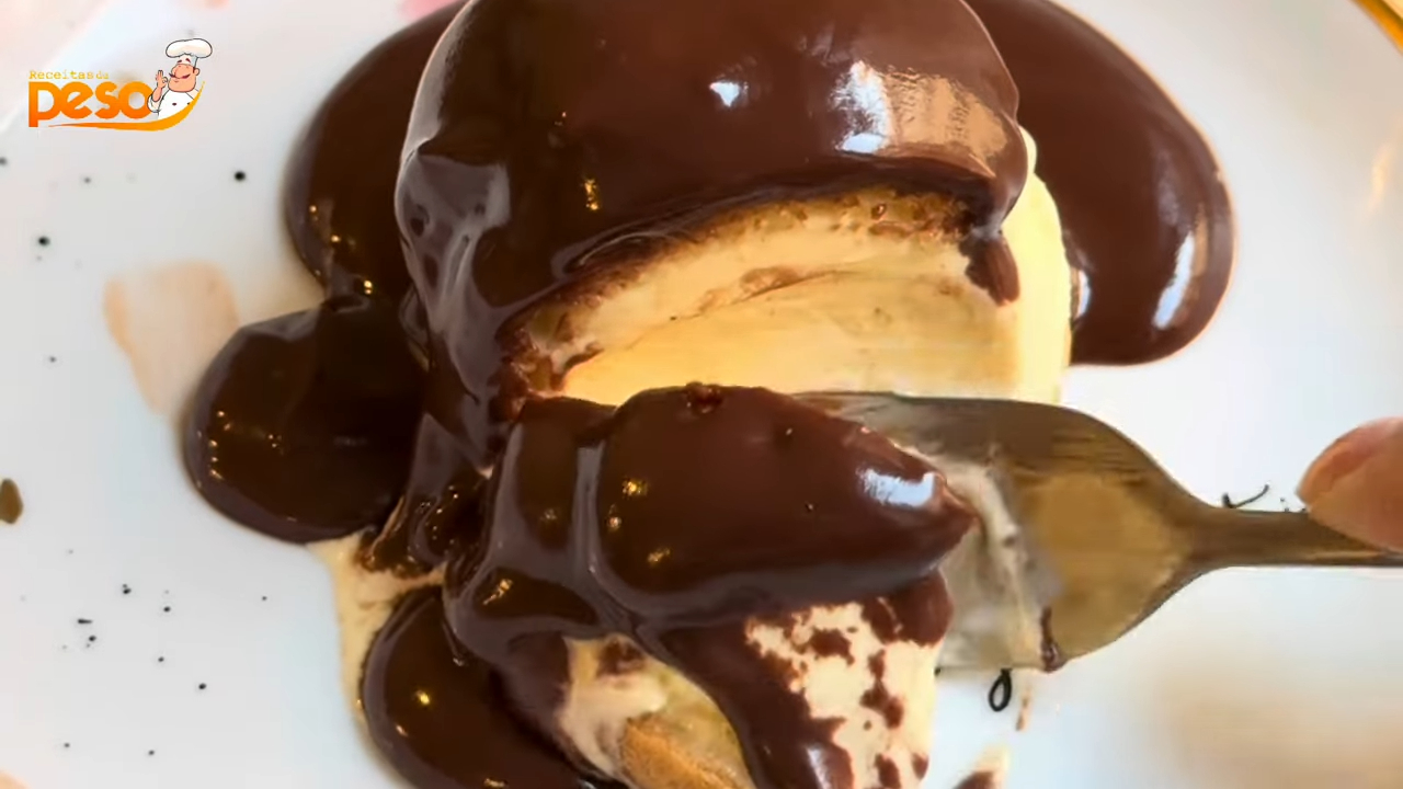 Profiteroles com Sorvete e Calda de Chocolate Receita Clássica e Sofisticada para Celebrar Memórias