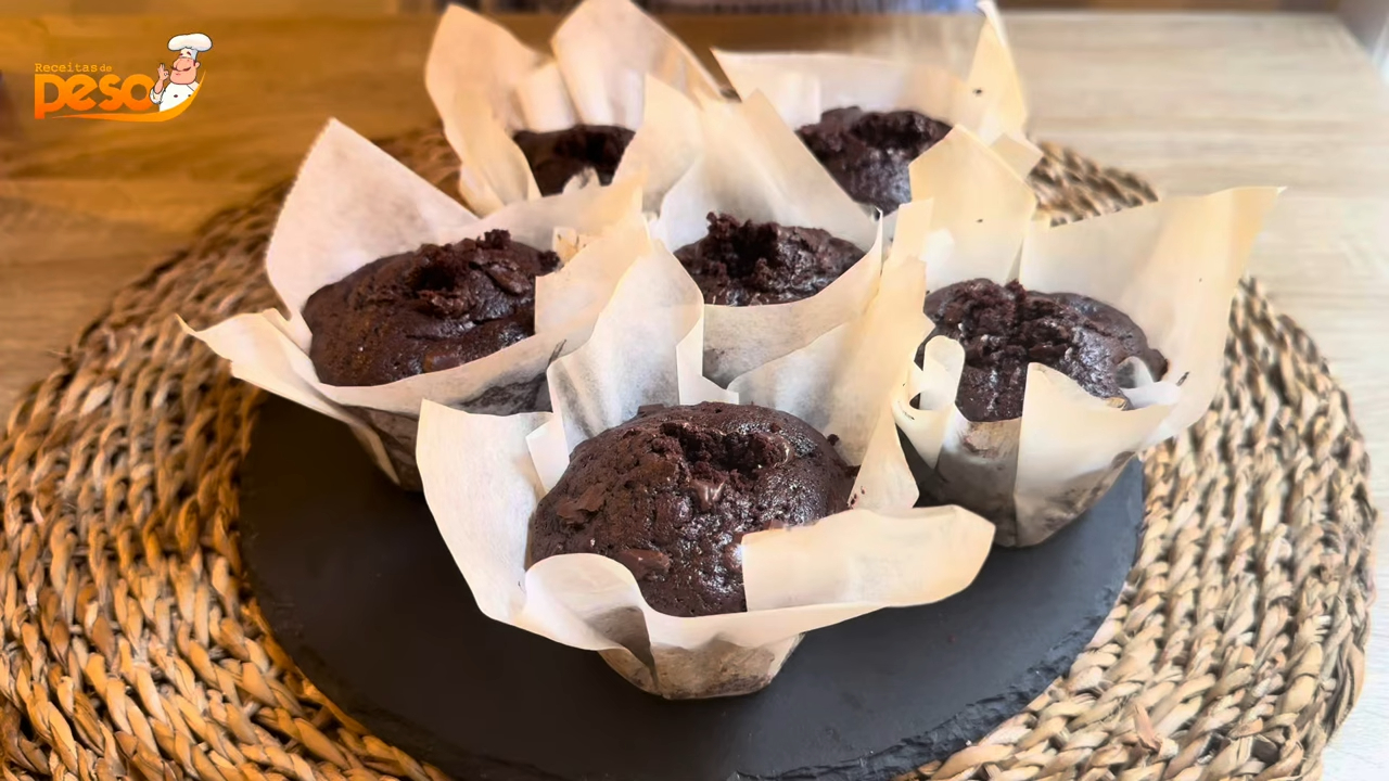 Muffin de Chocolate Recheado com Ganache Receita Fofinha e Úmida para Surpreender no Café da Tarde