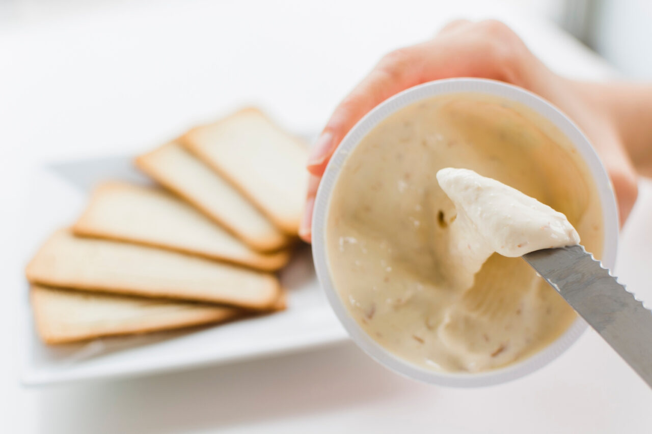 Patê de alho cremoso que transforma qualquer pão francês em festa