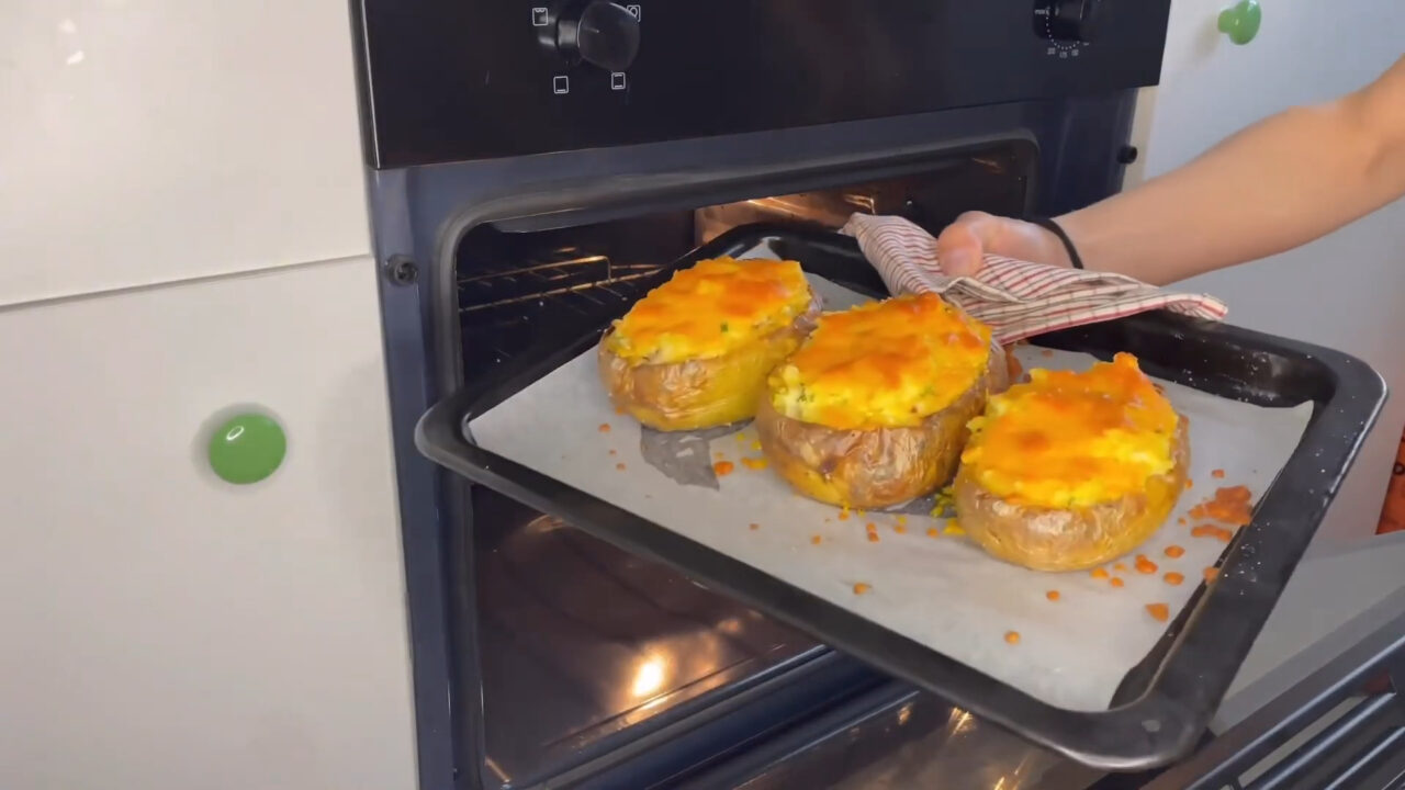 Batata Recheada com Bacon e Queijo Assada no Forno de Forma Cremosa e Crocante