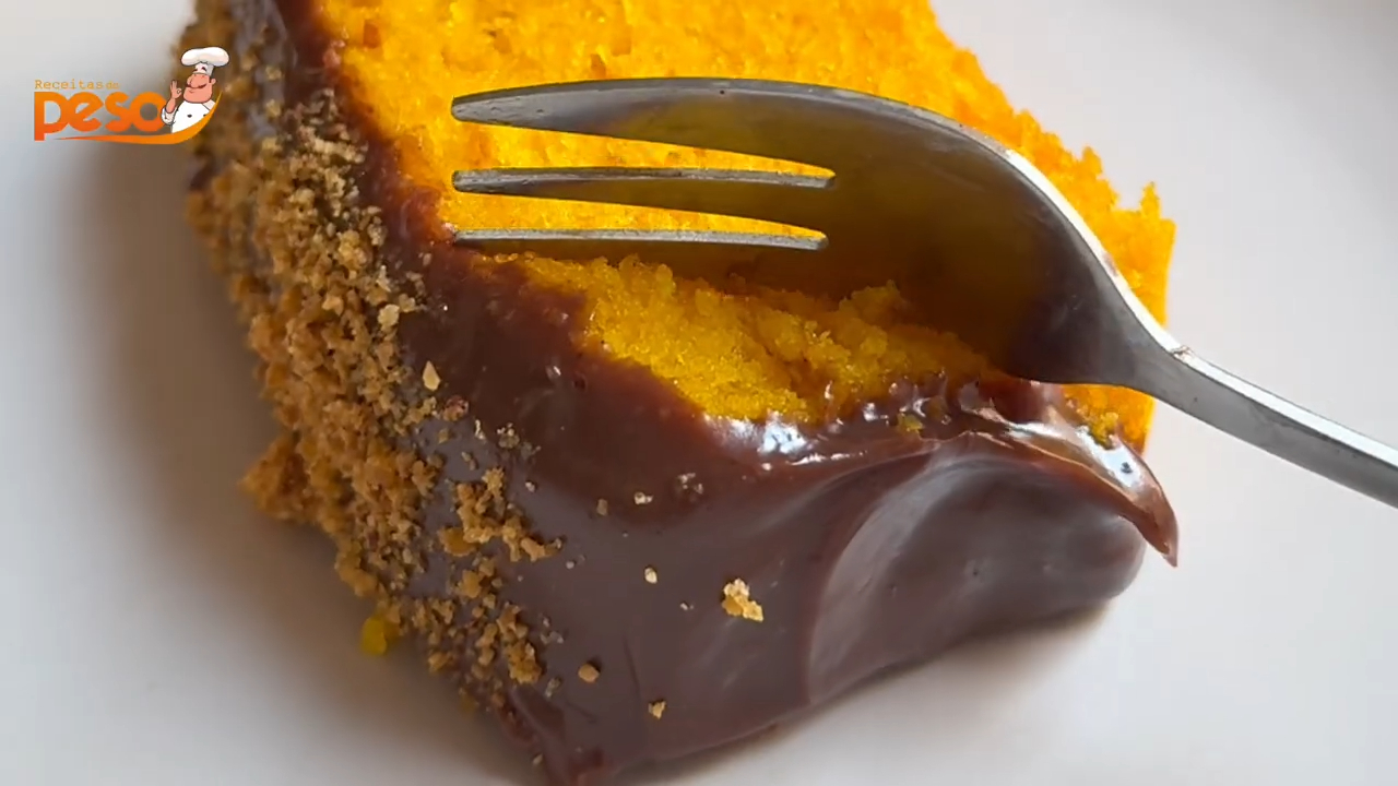 Bolo de Cenoura Sem Glúten com Cobertura de Brigadeiro Cremoso