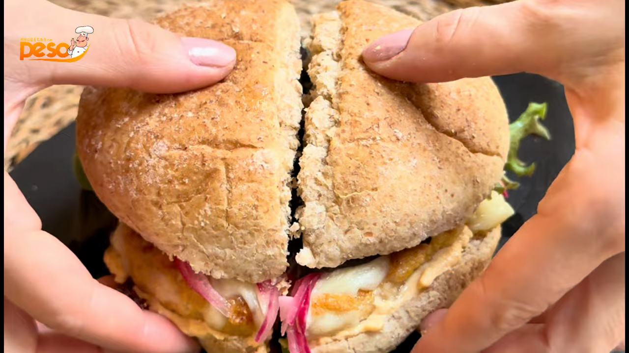 Hambúrguer de Frango Saudável com Conserva de Cebola e Molho Nutritivo