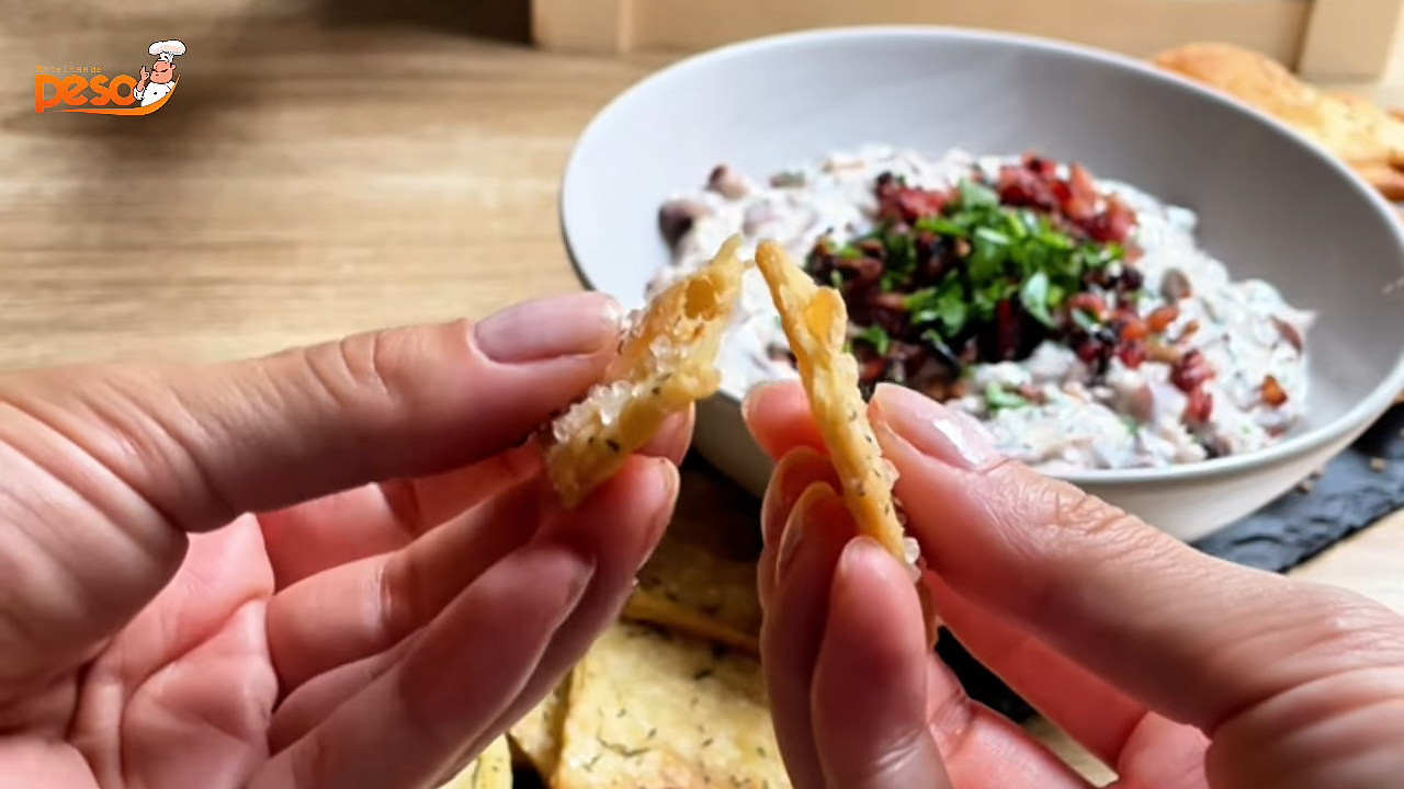 Biscoitinhos Crocantes com Patê de Cebola Caramelizada petisco artesanal para receber amigos ou caprichar no lanche