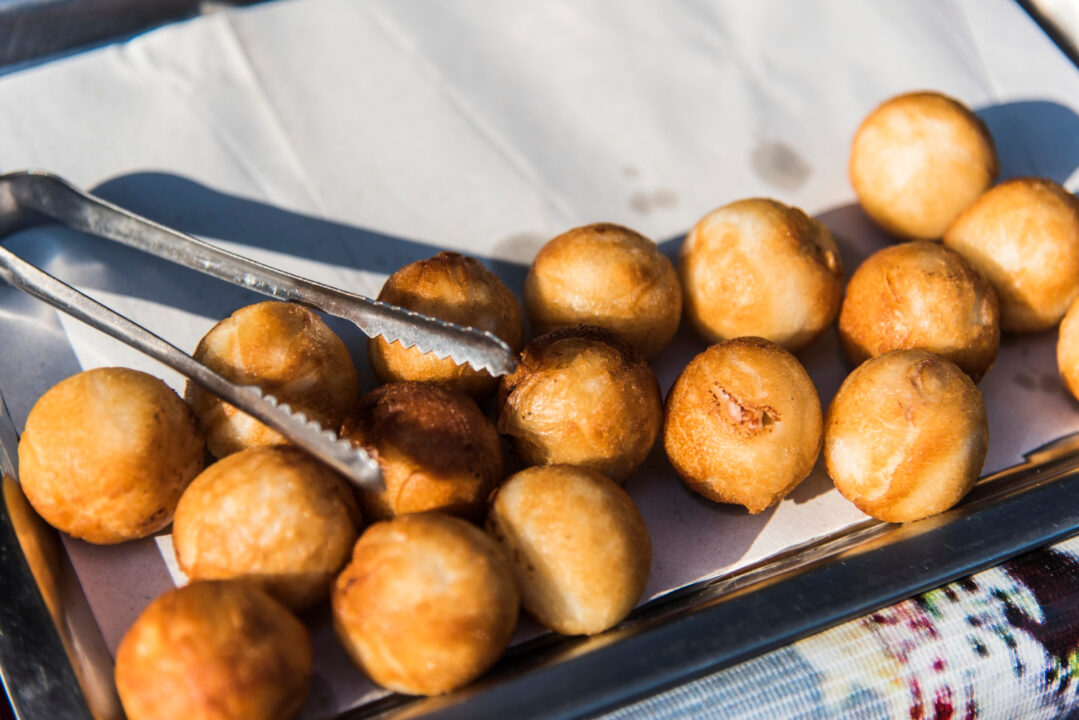 Bolinho de Chuva Sabor de Infância, Chuva e Carinho em Forma de Doce
