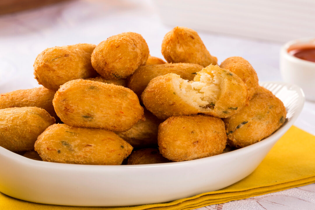 Bolinho de Mandioca Frito Crocante por Fora e Macio por Dentro Igual ao da Vó