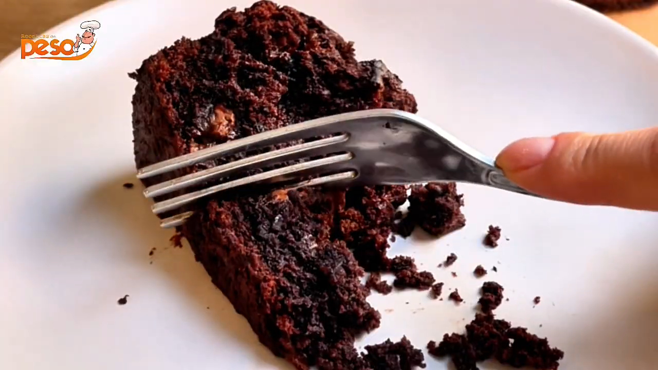 Bolo de Chocolate com Banana com textura de brownie aroma de infância e sabor intenso